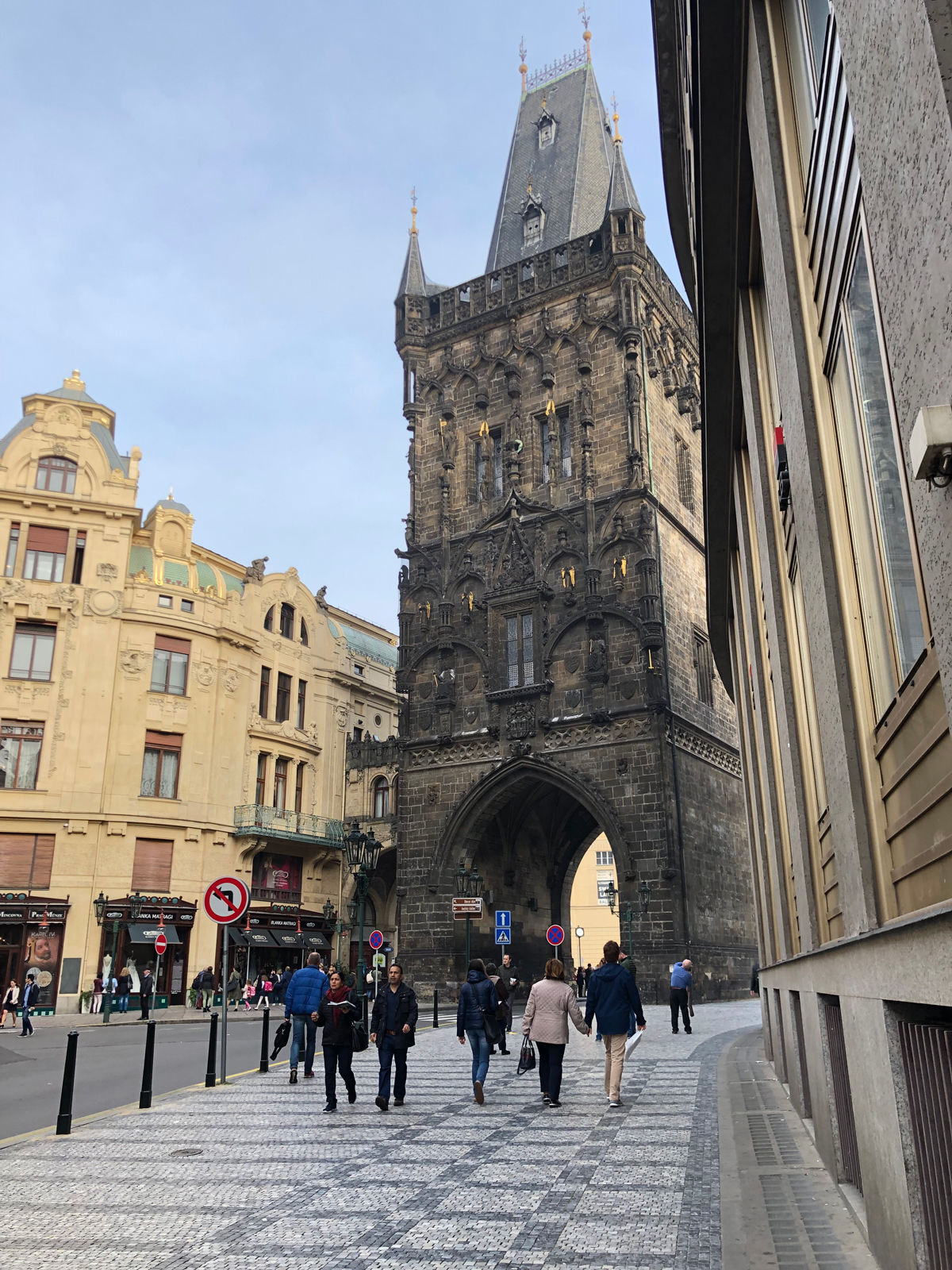 Powder-Tower_main-gate-of-old-town-wall.jpg